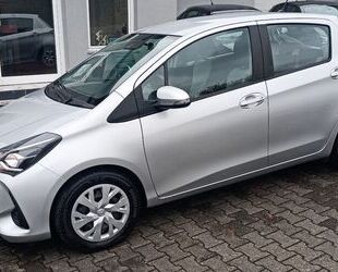 Toyota Toyota Yaris 1.Hand Navi USB TÜV NEU 8xbereift Gebrauchtwagen