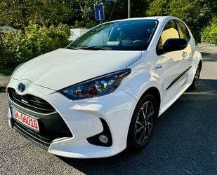 Toyota Toyota Yaris Hybrid PremiumEditionAluNaviLedKamera Gebrauchtwagen