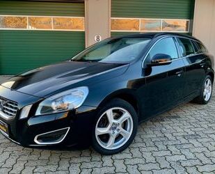 Volvo Volvo V60 D5 2.4 Ocean Race/AHK/NAVI/XENON/PDC/8-f Gebrauchtwagen