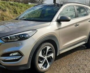 Hyundai Hyundai Tucson 4WD 2,0D Premium*AHK*LEDER*PANO*1. Gebrauchtwagen