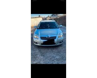 Toyota Toyota Avensis Combi Travel 2,2-l-D-CAT Travel Gebrauchtwagen