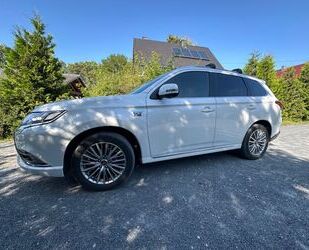 Mitsubishi Mitsubishi Outlander 2.4 MIVEC PLUG-IN HYBRID 4WD Gebrauchtwagen