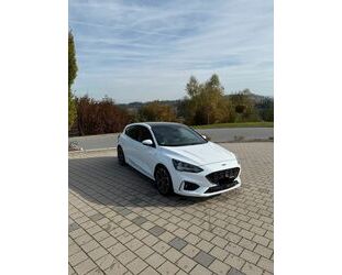 Ford Ford Focus 1,5 EcoBoost 182 PS, AHK, PANO,LED Gebrauchtwagen