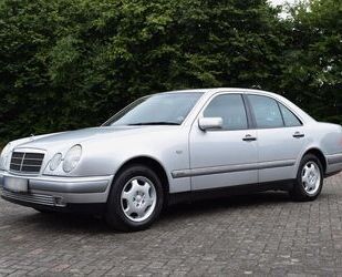 Mercedes-Benz Mercedes-Benz E 240 V6 W210 ELEGANCE Silber/Dunkel Gebrauchtwagen