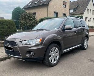 Mitsubishi Mitsubishi Outlander 2.2 DI-D 4WD Automatik 7-Sitz Gebrauchtwagen