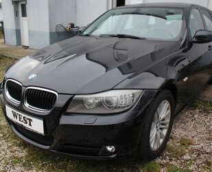 BMW BMW 318i Aut. Navi Leder Xenon Panoramadach 121 Tk Gebrauchtwagen