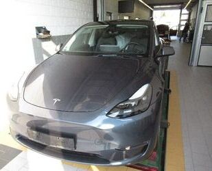 Tesla Tesla Model Y Long Range Dual AWD 8-fach bereift Gebrauchtwagen