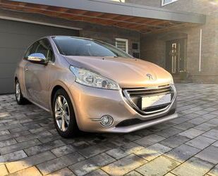 Peugeot Peugeot 208 Allure/Navi/Klima/8Fach/Scheckheft Gebrauchtwagen