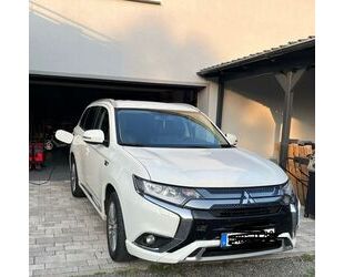 Mitsubishi Mitsubishi Outlander 2.4 MIVEC PLUG-IN HYBRID 4WD Gebrauchtwagen