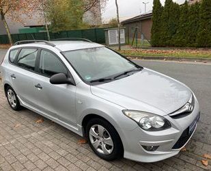 Hyundai Hyundai i30 CW 1.4 Kombi Scheckheft TÜV 12/2025 Gebrauchtwagen