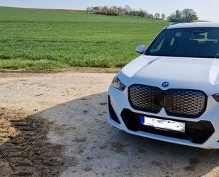 BMW BMW iX1 xDrive30 M Sportp. v.WA OS9 22KWLaden Wärm Gebrauchtwagen