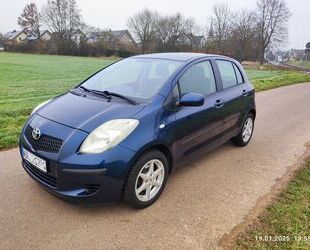 Toyota Toyota Yaris 1,3-l-VVT-i 87 PS blau Gebrauchtwagen