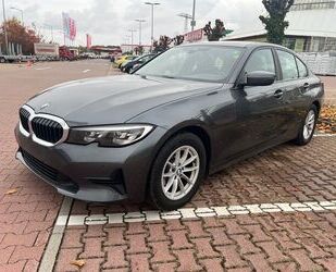 BMW BMW 320i Sport Line Automat Navi LED PDC 184PS Gebrauchtwagen