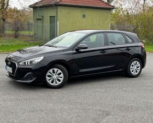 Hyundai Hyundai i30 1.4 Select Navi/SHZ/RFK/8-Fach bereift Gebrauchtwagen