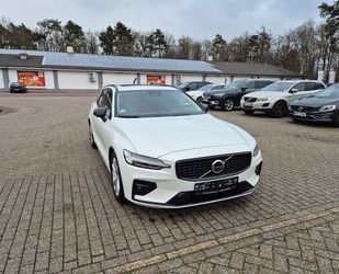 Volvo Volvo V60 B4 Benzin Kombi Ultra Dark Gebrauchtwagen