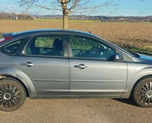 Ford Ford Focus 2,0 Ghia Ghia Gebrauchtwagen