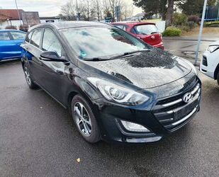 Hyundai Hyundai i30 Kombi 1.6 CRDi Gepflegt/LHZ/SHZ/AHK/P Gebrauchtwagen