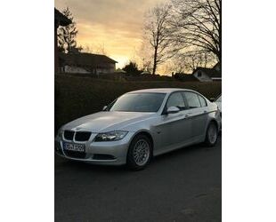 BMW BMW 318i E90 - Steuerkette neu ~ TÜV neu ~ gepfleg Gebrauchtwagen