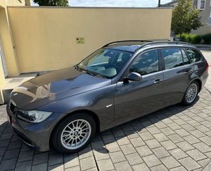 BMW BMW 320i / LEDER / NAVI / PANORAMA Gebrauchtwagen