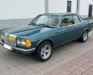 Mercedes-Benz Mercedes-Benz W123 300CD Turbodiesel Petrol Lack N Gebrauchtwagen