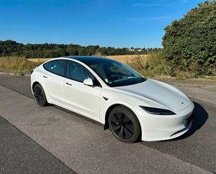 Tesla Tesla Model 3 2024 Long Range AWD | weiß/weiß Gebrauchtwagen