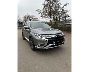 Mitsubishi Mitsubishi Outlander 2.4 MIVEC PLUG-IN HYBRID 4WD Gebrauchtwagen