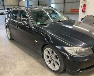 BMW BMW 325i Touring+Leder+Navi+Xenon+Panorama+ Gebrauchtwagen