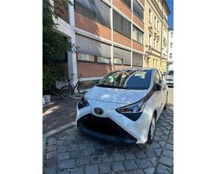 Toyota Toyota Aygo (X) 1,0-l-VVT-i x-business WENIG GEFAH Gebrauchtwagen