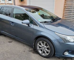 Toyota Toyota Avensis Combi 2,2-l-D-4D Life Life Gebrauchtwagen