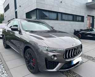 Maserati Maserati Levante Gran Sport Q4 NERISSIMO/4X4/PANO/ Gebrauchtwagen