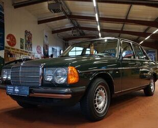 Mercedes-Benz Mercedes-Benz 200 W123 *30.177 KM*LEDER*EFH*SWR*GA Gebrauchtwagen