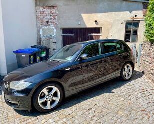 BMW BMW 118i Saphirschwarz, Glasdach, PDC vo/h... Gebrauchtwagen