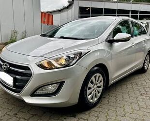 Hyundai Hyundai i30Kombi 1.6 CRDi NAVI RFK ALLWETTER PDC K Gebrauchtwagen