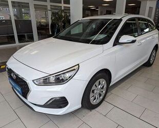 Hyundai Hyundai i30 cw Select Kombi BT TEMPOMAT UVM *17tkm Gebrauchtwagen