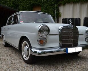 Mercedes-Benz Mercedes-Benz 200 W110 Heckflosse Servo Schiebed S Gebrauchtwagen